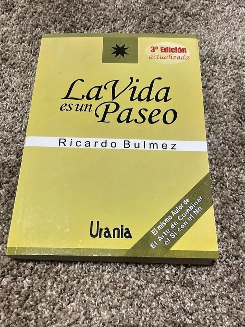 Urania La Vida es un Paseo Spanish Paperback Book